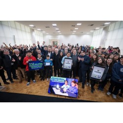 Governo do Paraná entrega 25 mil tablets e 2,8 mil carrinhos de recarga para escolas